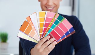 Person holding a colour wheel